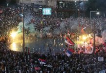 LAJMI I FUNDIT/ Di*gjet fl*muri i Serbisë nga tifozët te Sheshi Italia në Tiranë