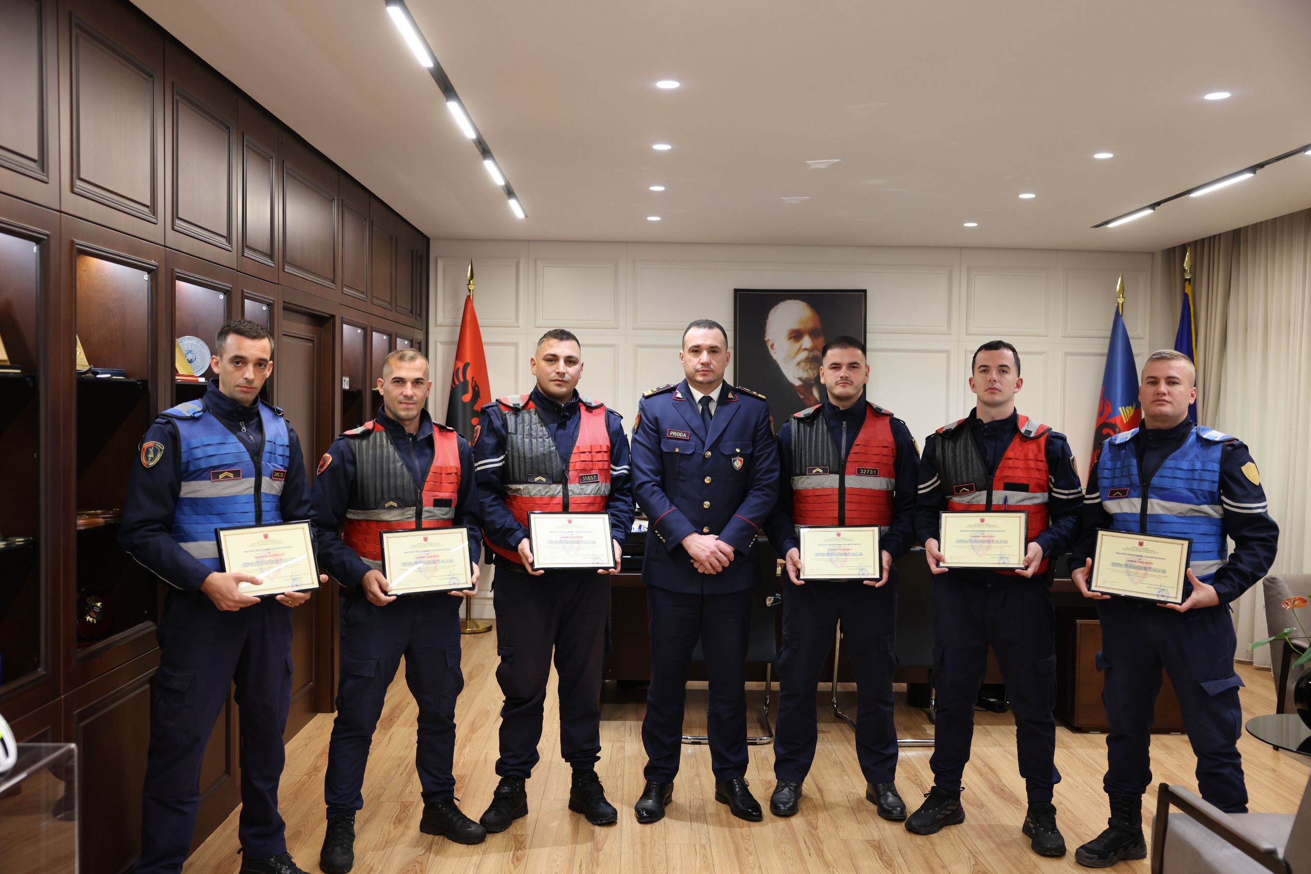 Drejtori i Përgjithshëm i Policisë së Shtetit iu akordon 6 punonjësve të Policisë, Certifikata për Shërbime të Dalluara