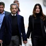 Dorë për dore me bashkëshorten, ish-presidenti francez niset drejt burgut/ Mbështetësit i këndojnë himnin kombëtar