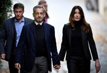 Dorë për dore me bashkëshorten, ish-presidenti francez niset drejt burgut/ Mbështetësit i këndojnë himnin kombëtar