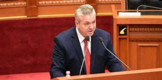 “Vila buzë detit e makina 500 mijë euro”, Murrizi zbulon pasuritë e Flamur Nokës dhe milionerët e PD: S’i plas tr*pi askujt për ju