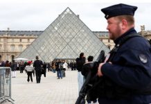 “Grabitja e shekullit” në Muzeun e Louvre/ Dy të arrestuarit pranojnë fajësinë