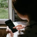 Adoleshentet në Australi bien “pre” e rrjetit kriminal online, detyrohen të kryejnë akte dhune