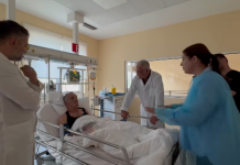 Manastirliu viziton Agustin Kolën, legjendën e futbollit të Tiranës: Të shkuara kampion!