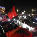 Shqipëria “uli në gjunjë” Serbinë, shqiptarët nga Tirana e në gjithë botën festojnë