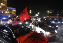 Shqipëria “uli në gjunjë” Serbinë, shqiptarët nga Tirana e në gjithë botën festojnë