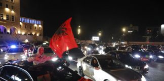 Shqipëria “uli në gjunjë” Serbinë, shqiptarët nga Tirana e në gjithë botën festojnë
