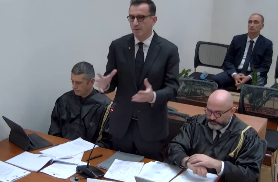 Veliaj në Kushtetuese  përfaqësuesit të qeverisë  Jeni pula apo elefant 