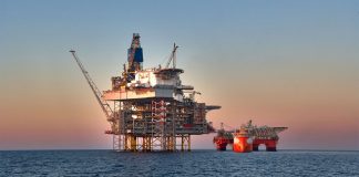 Reuters: Kompanitë shtetërore të Kinës ndërpresin blerjen e naftës ruse, rritja globale e çmimeve shumë pranë