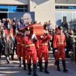 Nën tingujt e ‘I did it my Way’ dhe karafila të bardhë, Fatos Nano përcillet në banesën e fundit