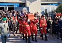 Nën tingujt e ‘I did it my Way’ dhe karafila të bardhë, Fatos Nano përcillet në banesën e fundit