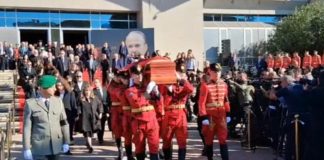 Nën tingujt e ‘I did it my Way’ dhe karafila të bardhë, Fatos Nano përcillet në banesën e fundit