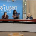 Ndahen çmimet e Panairit të 28-të të Librit, Artan Fuga fiton ‘Autori më i mirë i vitit’ për romanin Ndëshkimi i dytë i Evës
