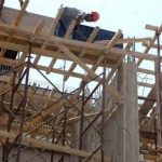 E rëndë në Greqi/ Po punonte në çatinë e një banese, shqiptari bie nga lartësia! Ndërron jetë