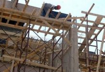 E rëndë në Greqi/ Po punonte në çatinë e një banese, shqiptari bie nga lartësia! Ndërron jetë