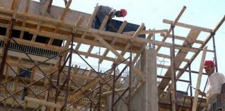 E rëndë në Greqi/ Po punonte në çatinë e një banese, shqiptari bie nga lartësia! Ndërron jetë