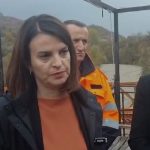 Moti i keq/ Lumi Shkumbin dëmton urën në fshatin Xhyrë, rreth 2500 banorë të bllokuar! Ministrja Koçiu në terren