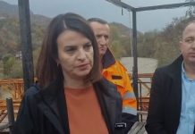 Moti i keq/ Lumi Shkumbin dëmton urën në fshatin Xhyrë, rreth 2500 banorë të bllokuar! Ministrja Koçiu në terren