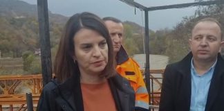 Moti i keq/ Lumi Shkumbin dëmton urën në fshatin Xhyrë, rreth 2500 banorë të bllokuar! Ministrja Koçiu në terren