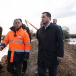 Ministri Salla në Lezhë: Riparimi i argjinaturës në Tale drejt përfundimit, strukturat janë në gadishmëri të plotë