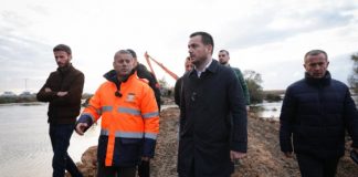 Ministri Salla në Lezhë: Riparimi i argjinaturës në Tale drejt përfundimit, strukturat janë në gadishmëri të plotë