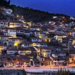 Travel and Tour World: Turistët ndërkombëtarë ‘pushtojnë’ qytetin historik të Beratit