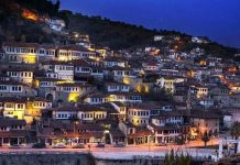Travel and Tour World: Turistët ndërkombëtarë ‘pushtojnë’ qytetin historik të Beratit