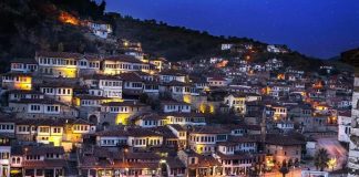 Travel and Tour World: Turistët ndërkombëtarë ‘pushtojnë’ qytetin historik të Beratit
