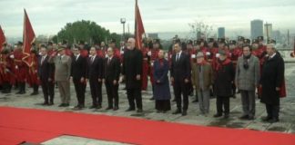 29 Nëntori/Kryeministri Rama homazhe në varrezat e Dëshmorëve për ditën e Çlirimit, të pranishëm Begaj dhe Peleshi