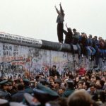 Shembja e murit të Berlinit, 36 vjet më parë mijëra gjermanë rrëzuan “barrierën e turpit”