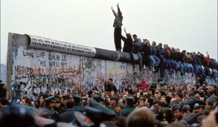 191107162239-berlin-wall-fall-1-scaled-1-752x440