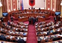 “Buxheti i shkon ministrisë që vjedh më shumë”, Balliu e akuzon, Balluku i përgjigjet: Vjedhjen e ke pasur edukatë familjare/ Ndërhyn garda