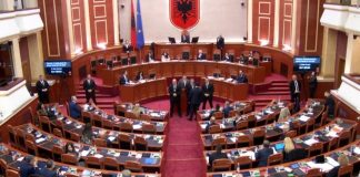 “Buxheti i shkon ministrisë që vjedh më shumë”, Balliu e akuzon, Balluku i përgjigjet: Vjedhjen e ke pasur edukatë familjare/ Ndërhyn garda