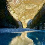 Ngjyrat e vjeshtës e shndërrojnë Lumin e Shalës në një peizazh magjepsës