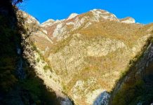 Ngjyrat e vjeshtës e shndërrojnë Lumin e Shalës në një peizazh magjepsës