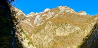 Ngjyrat e vjeshtës e shndërrojnë Lumin e Shalës në një peizazh magjepsës