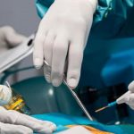 Ndodh mrekullia, mjekët e Durrësit shpëtojnë të miturin e goditur me thikë në Durrës: Operacion jashtëzakonisht i vështirë