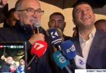 Prizreni në festë kreu i PDK-së dhe Shaqir Totaj rrethohen nga qytetarët: Urime