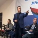 “Prej teje nuk rri asnjë sekondë në PD”, sherr mes demokrates dhe Flamur Nokës në Kamëz: Dil jashtë… (VIDEO)