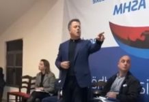 “Prej teje nuk rri asnjë sekondë në PD”, sherr mes demokrates dhe Flamur Nokës në Kamëz: Dil jashtë… (VIDEO)