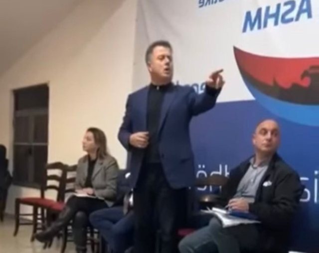 prej-teje-nuk-rri-asnje-sekonde-ne-pd-sherr-mes-demokrates-dhe-flamur-nokes-ne-kamez-dil-jashte-video