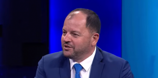 Humbja e thellë në Berat, Lefter Maliqi kërkon dorëheqjen e Enno Bozdos: Të ndjekë shembullin e Bujarit dhe të hapë rrugën