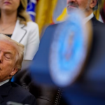 VIDEO virale: Trump e zë gjumi gjatë konferencës në Shtëpinë e Bardhë
