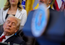 VIDEO virale: Trump e zë gjumi gjatë konferencës në Shtëpinë e Bardhë