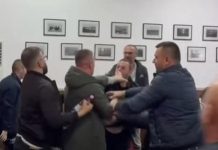 Goditi me grusht këshilltarin bashkiak në Pogradec, Gjykata e Korçës liron Kevi Muçllarin