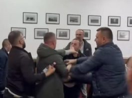 Goditi me grusht këshilltarin bashkiak në Pogradec, Gjykata e Korçës liron Kevi Muçllarin