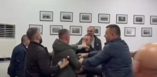 Goditi me grusht këshilltarin bashkiak në Pogradec, Gjykata e Korçës liron Kevi Muçllarin