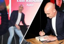 Video virale: Ish-kreu i Federatës Spanjolle sulmohet me vezë dhe domate gjatë prezantimit të librit të tij