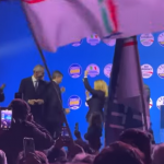 VIDEO/ “Kush nuk kërcen është komunist”, Meloni bashkohet me korin e qytetarëve