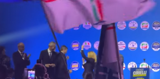 VIDEO/ “Kush nuk kërcen është komunist”, Meloni bashkohet me korin e qytetarëve